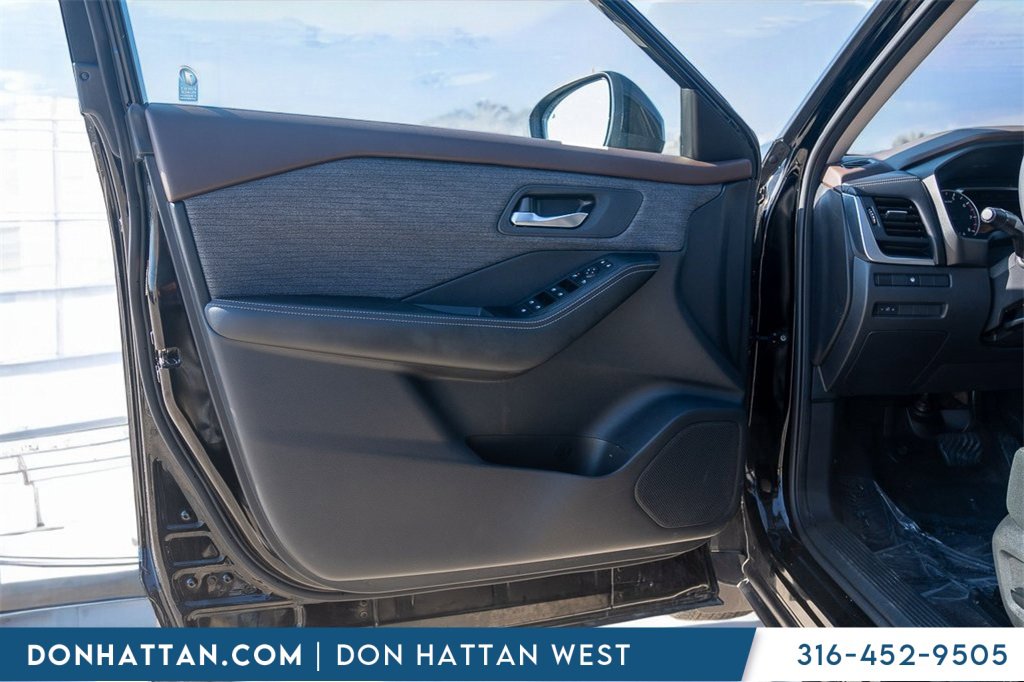 Used 2023 Nissan Rogue SV image 14