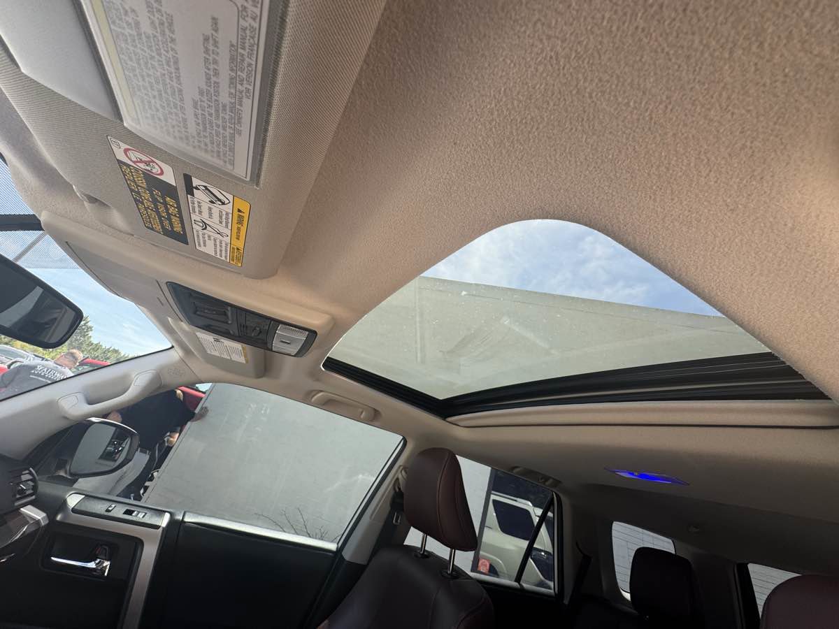 Used 2018 Toyota 4Runner SR5 AWD/4WD image 21