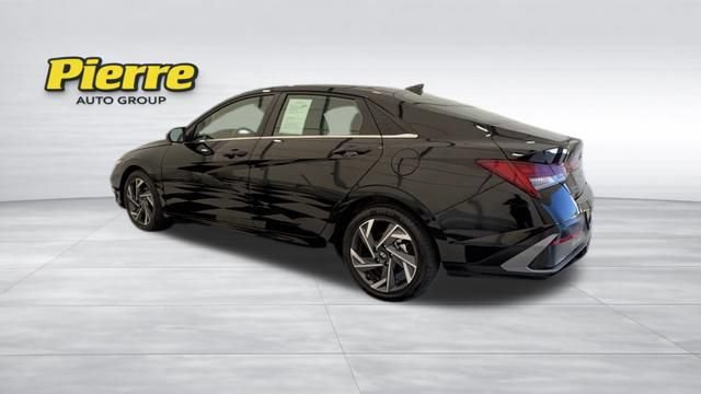Used 2025 Hyundai Elantra Limited FWD image 2