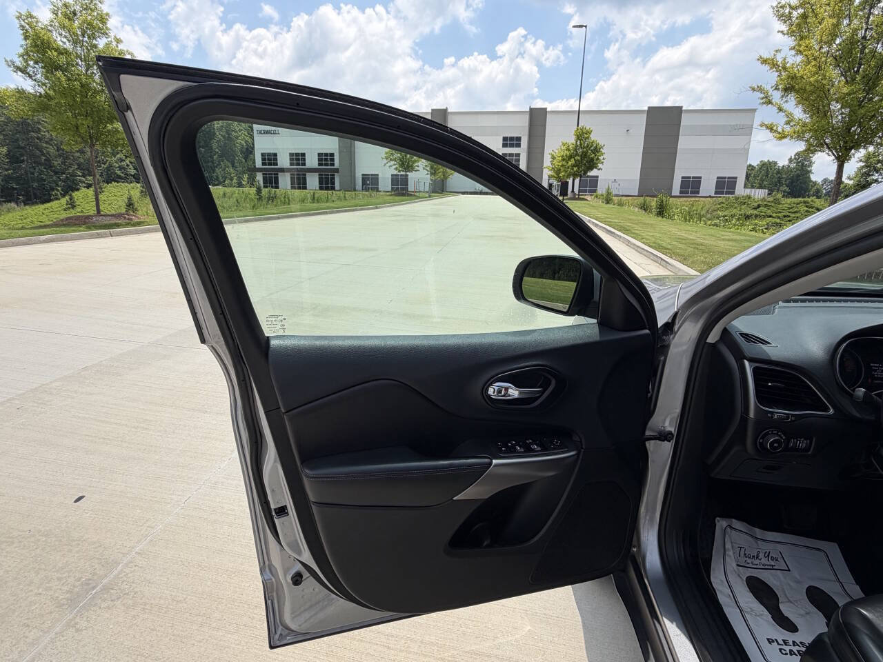Used 2019 Jeep Cherokee Latitude Plus AWD/4WD image 9