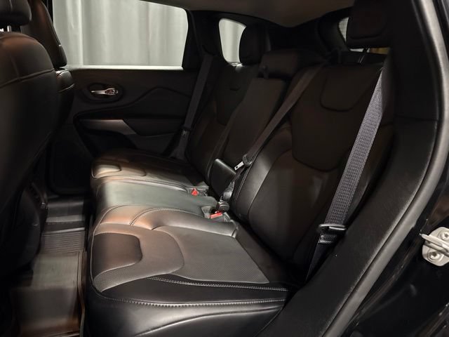 Used 2022 Jeep Cherokee Latitude Lux w/ Mopar Interior Package AWD/4WD image 24