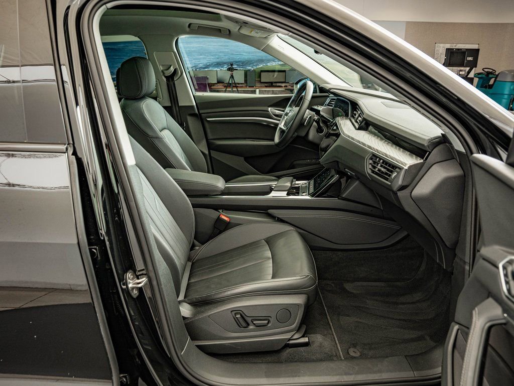 Used 2022 Audi e-tron Premium w/ Convenience Plus Package image 35