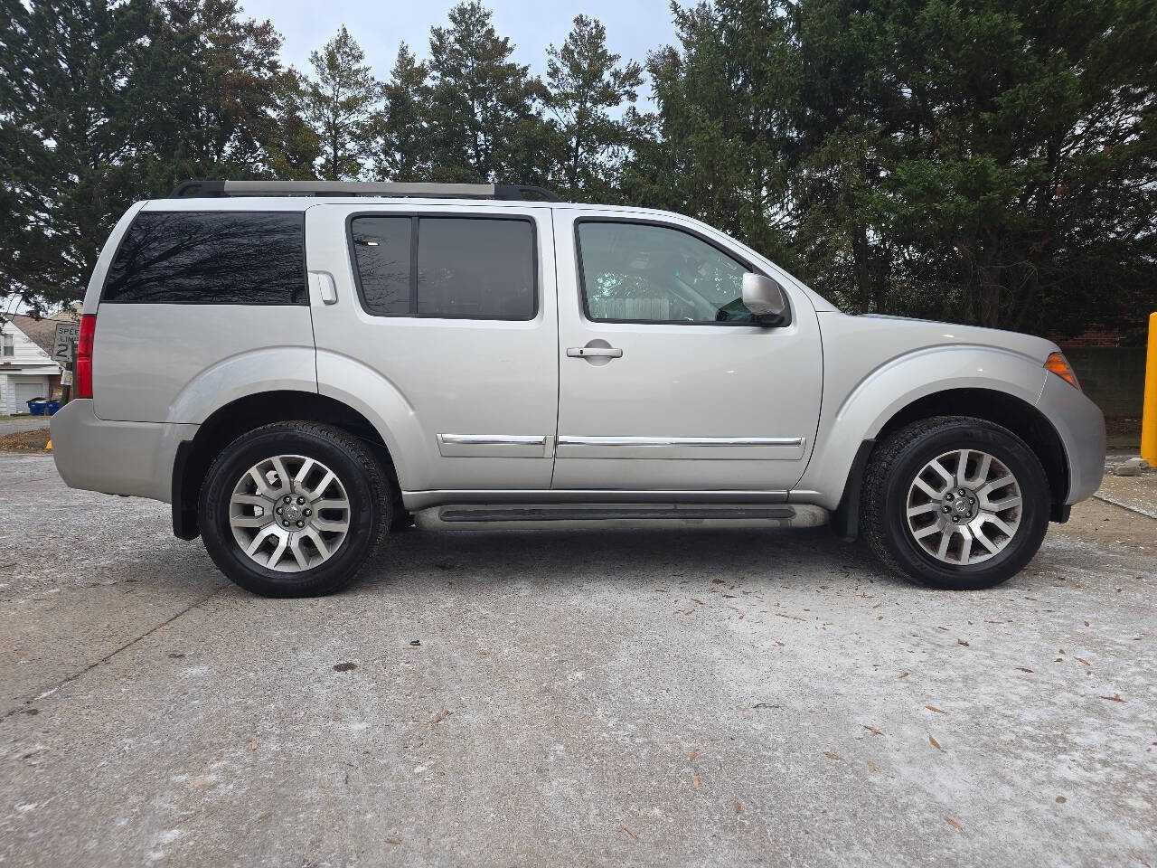 Used 2011 Nissan Pathfinder LE w/ Navigation Pkg image 2