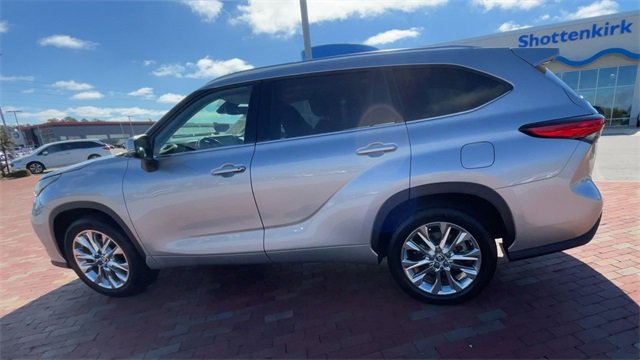 Used 2023 Toyota Highlander Limited image 7