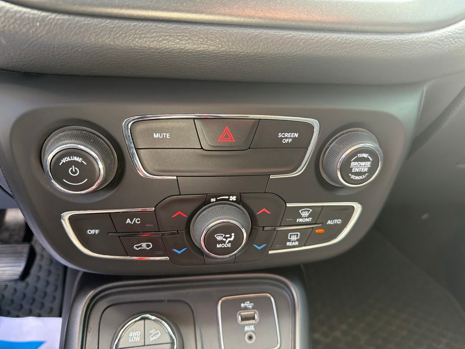 Used 2018 Jeep Compass Trailhawk w/ Leather Interior Group AWD/4WD image 14