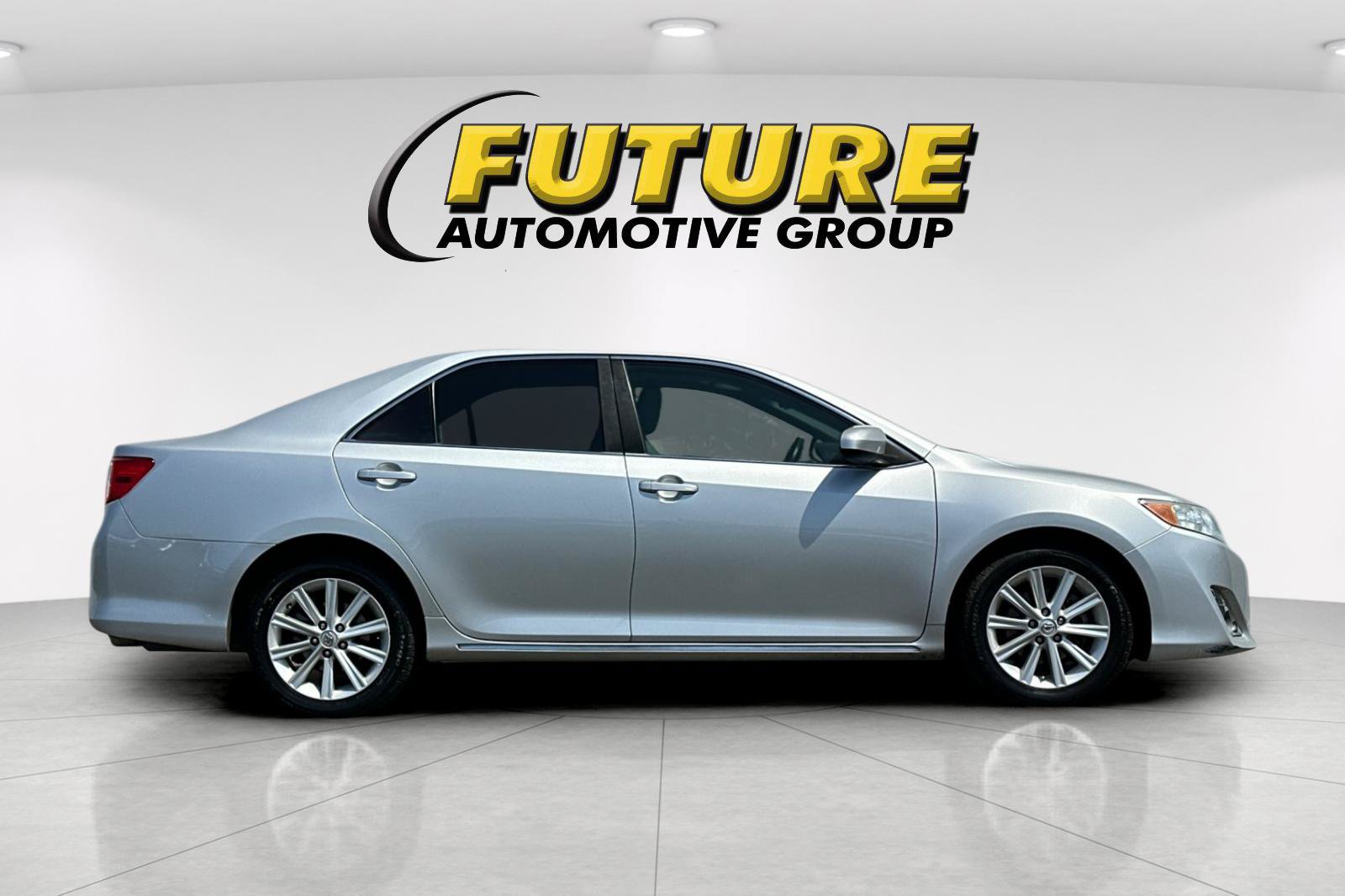 Used 2014 Toyota Camry XLE w/ Leather Package FWD image 3
