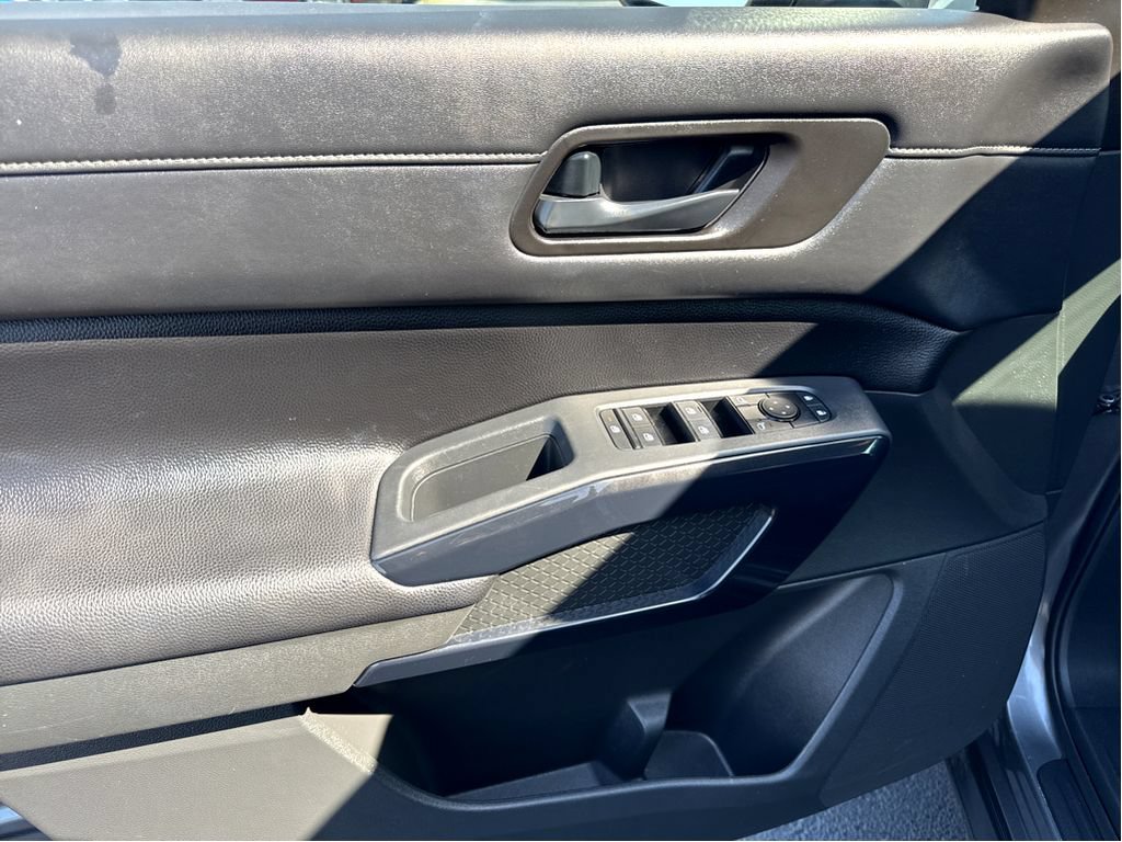 Used 2025 Nissan Pathfinder SV AWD/4WD image 12