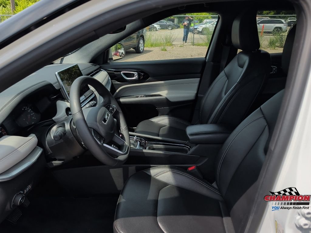 Used 2025 Jeep Compass Limited AWD/4WD image 12
