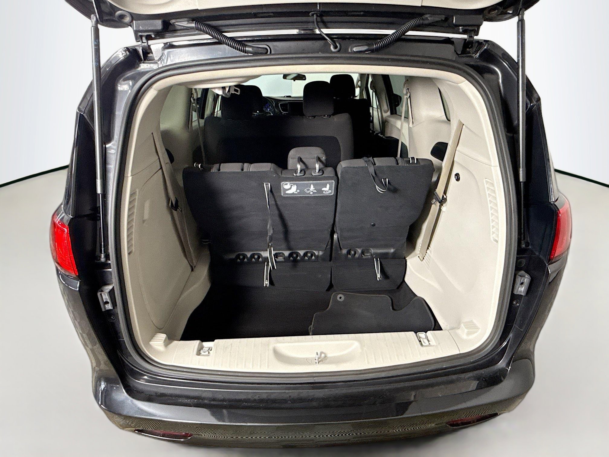 Used 2021 Chrysler Voyager L FWD image 33