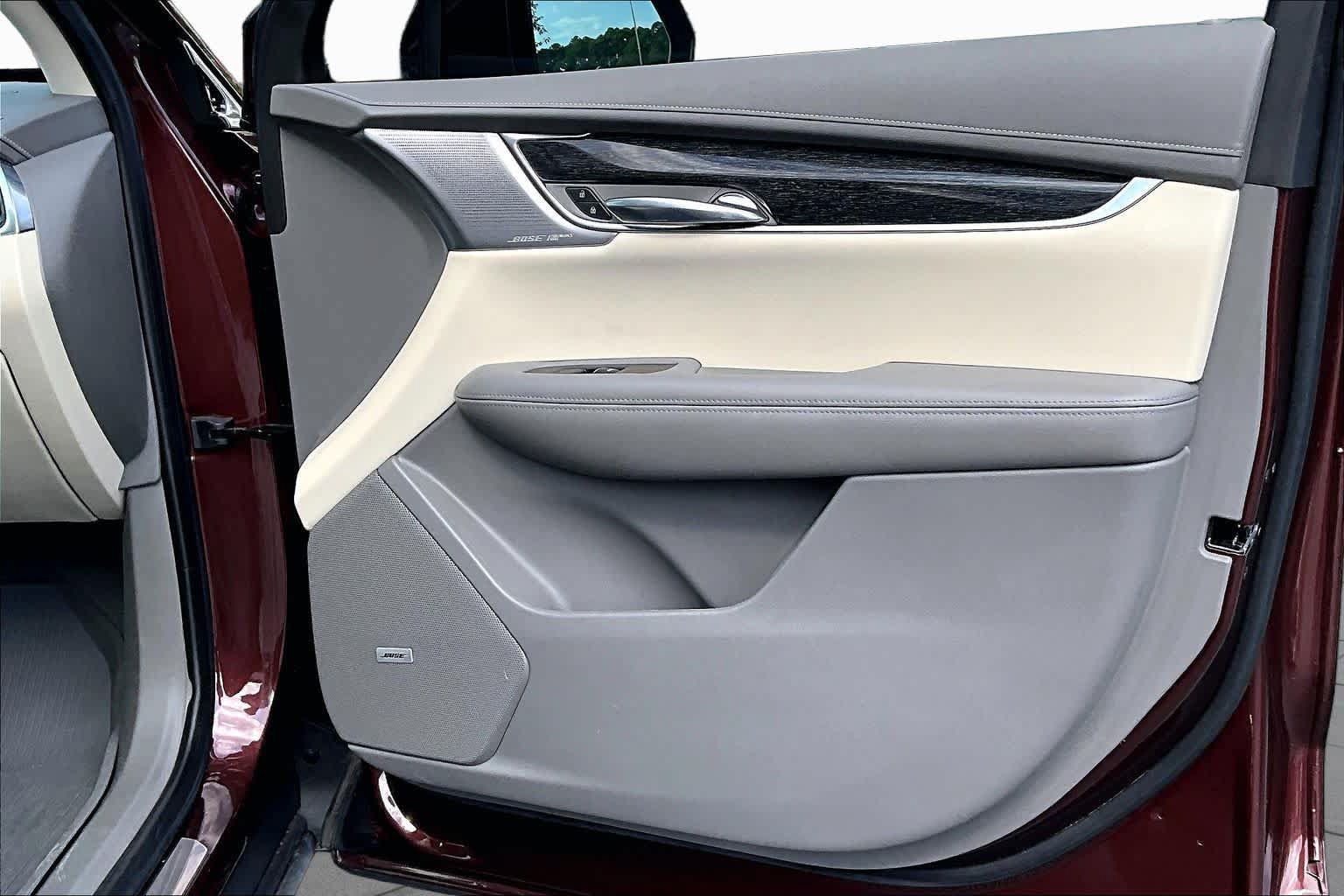 Used 2022 Cadillac XT6 Premium Luxury w/ Technology Package FWD image 23