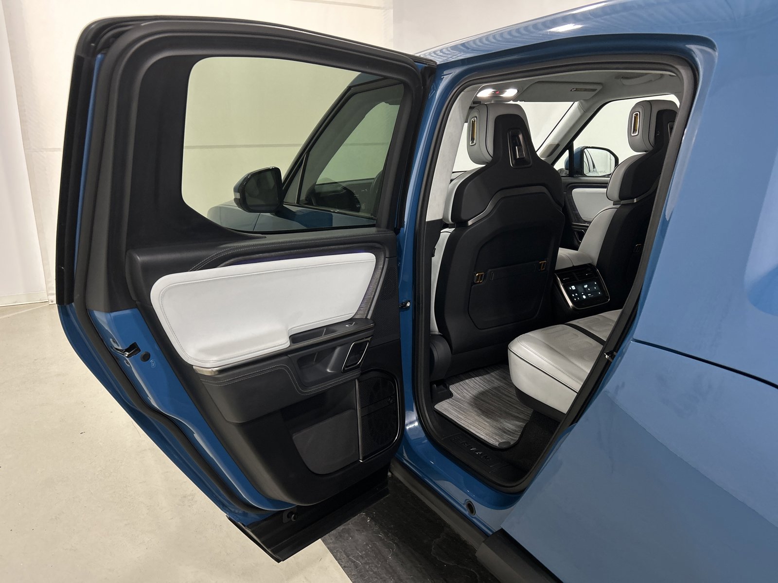 Used 2023 Rivian R1T Adventure image 17