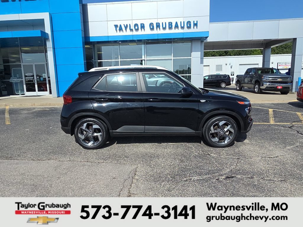 Used 2023 Hyundai Venue SEL FWD image 1