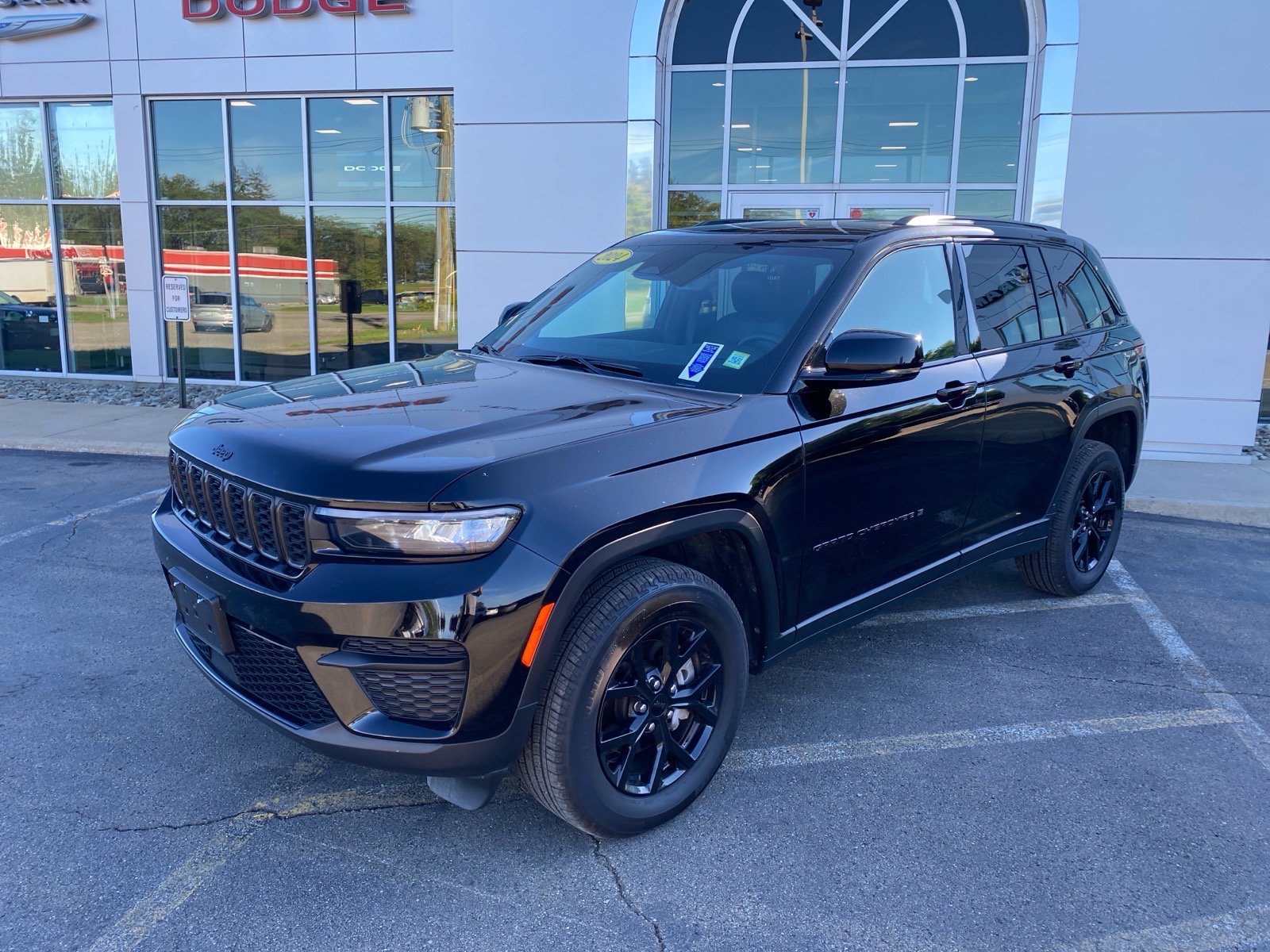 Used 2024 Jeep Grand Cherokee Altitude AWD/4WD image 1