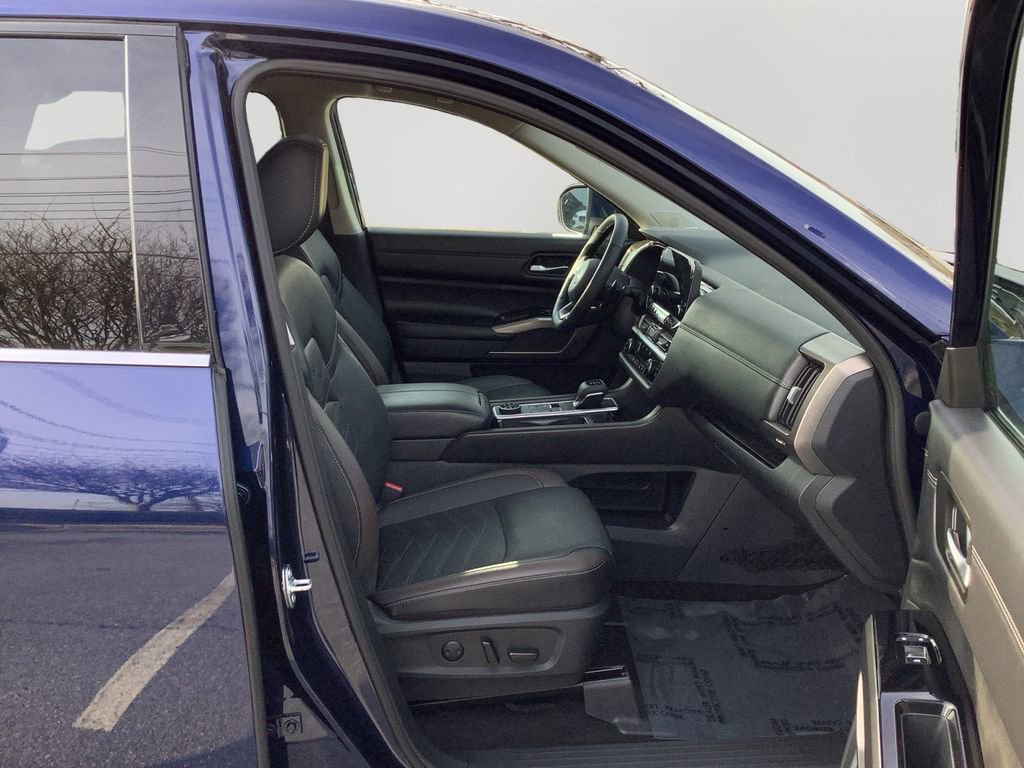 Used 2024 Nissan Pathfinder Platinum w/ Cargo Package image 12
