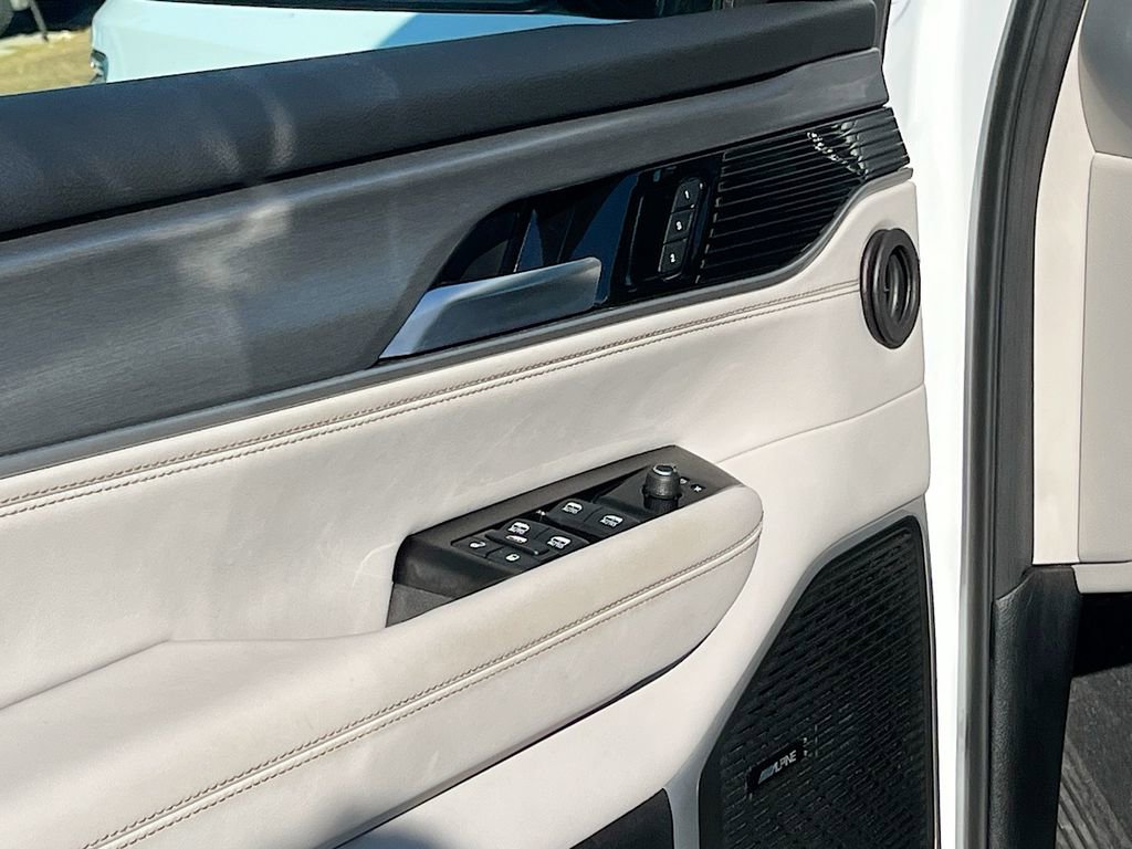 Certified 2025 Jeep Wagoneer L 4WD w/ HD Trailer Tow Package image 18