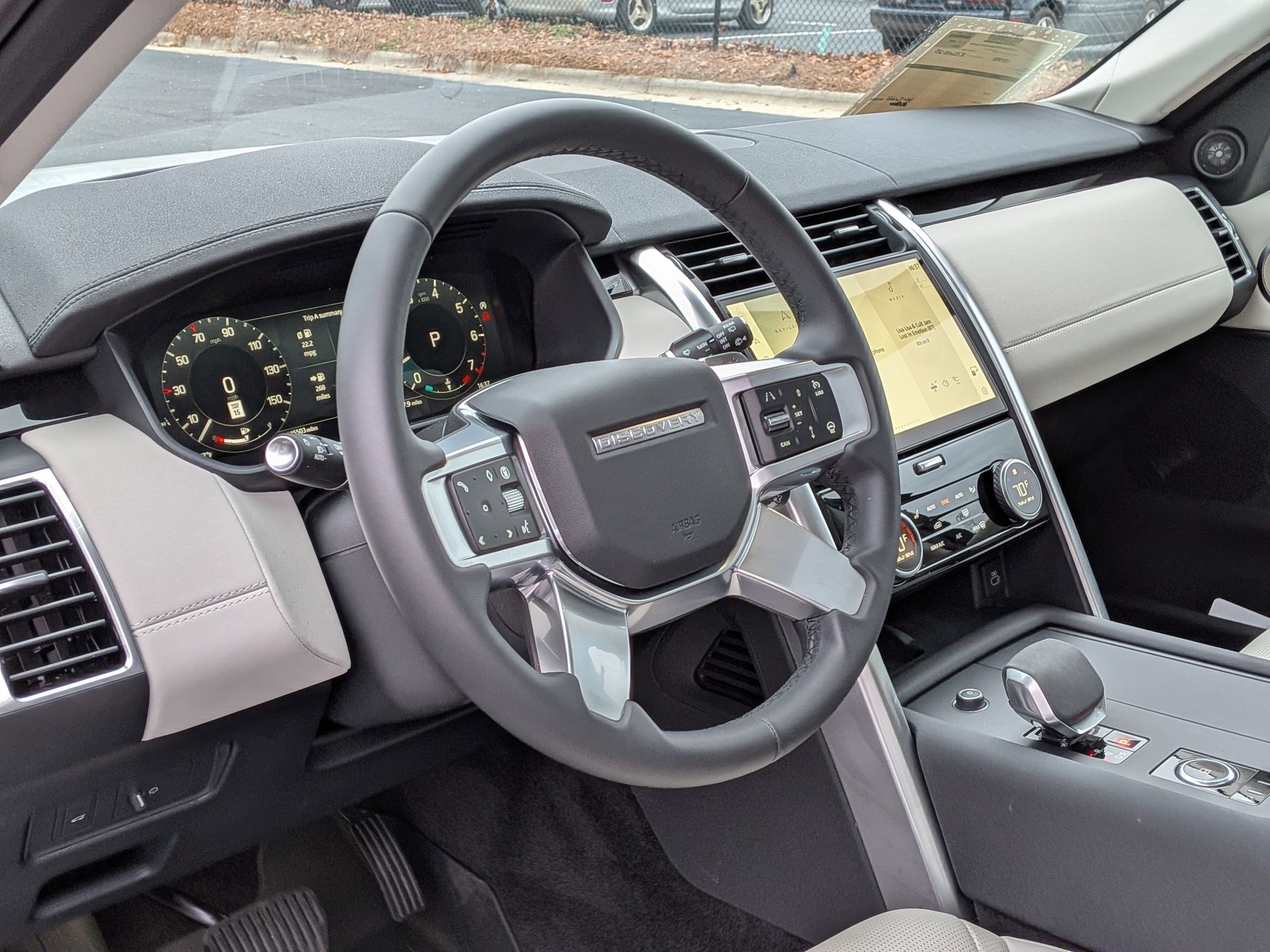 Used 2024 Land Rover Discovery S image 12