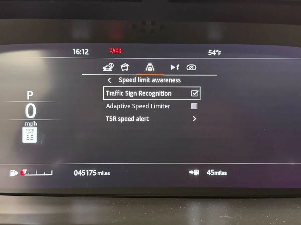 Used 2020 Land Rover Discovery HSE AWD/4WD image 16