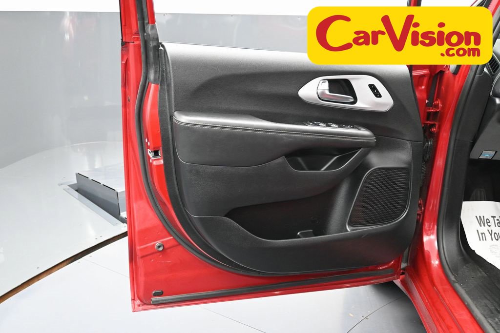 Used 2025 Chrysler Pacifica Limited image 44