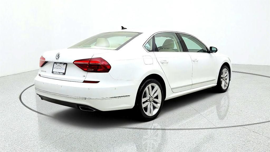 Used 2017 Volkswagen Passat 3.6 SEL Premium FWD image 5