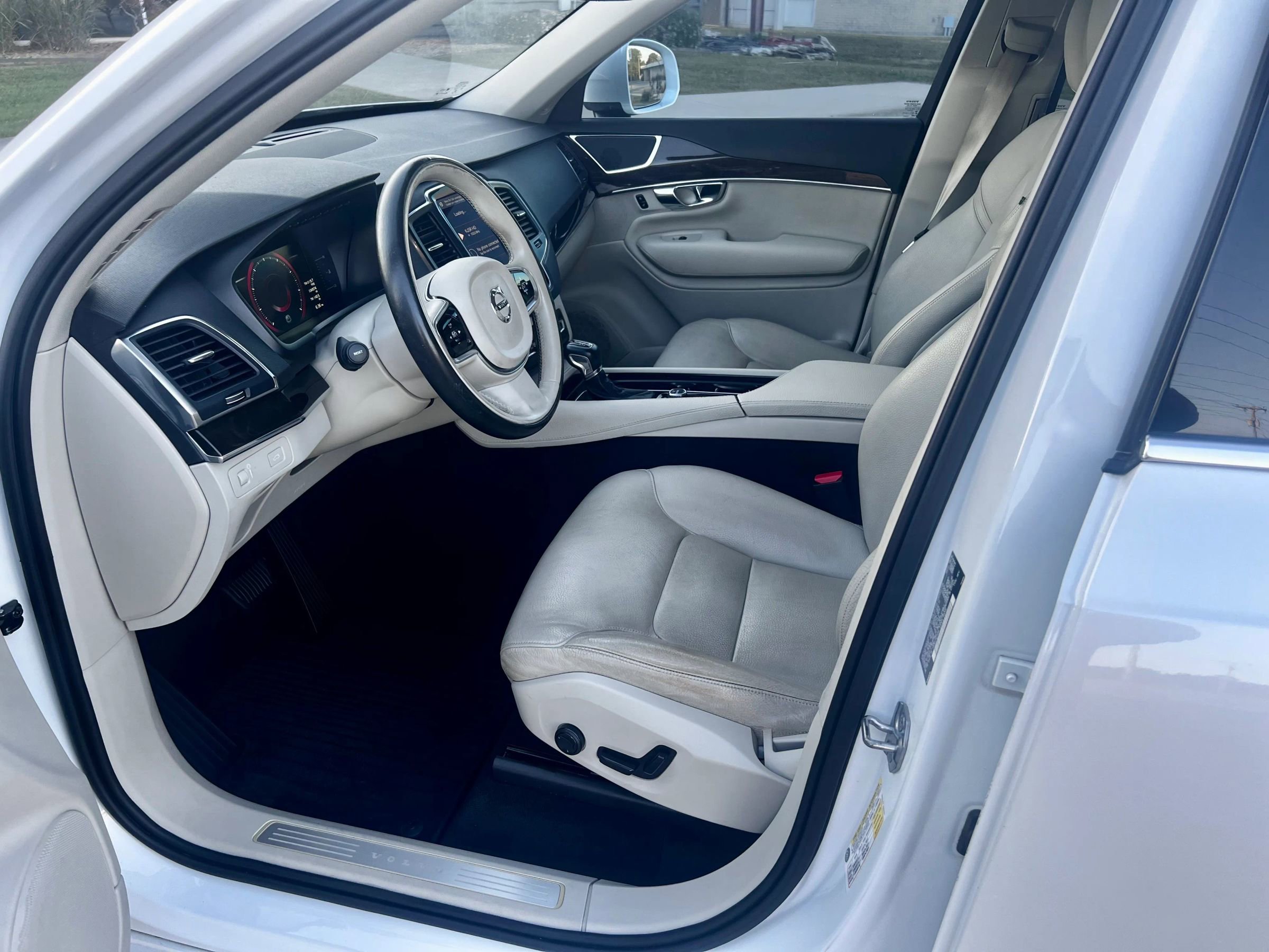Used 2017 Volvo XC90 T5 Momentum w/ Vision Package image 25