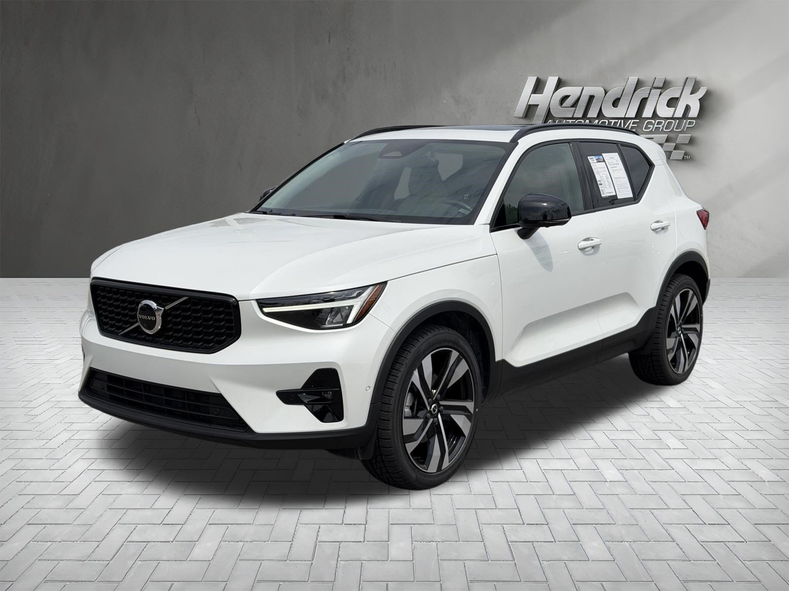 Used 2023 Volvo XC40 B4 Plus w/ Climate Package FWD image 5