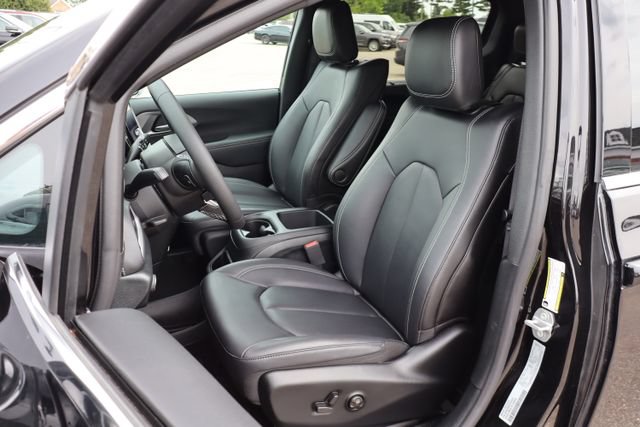 Used 2026 Chrysler Pacifica Select AWD/4WD image 14