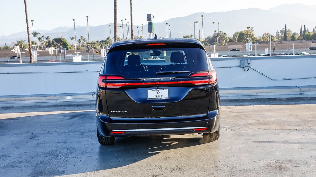 New 2027 Chrysler Pacifica Select FWD image 8
