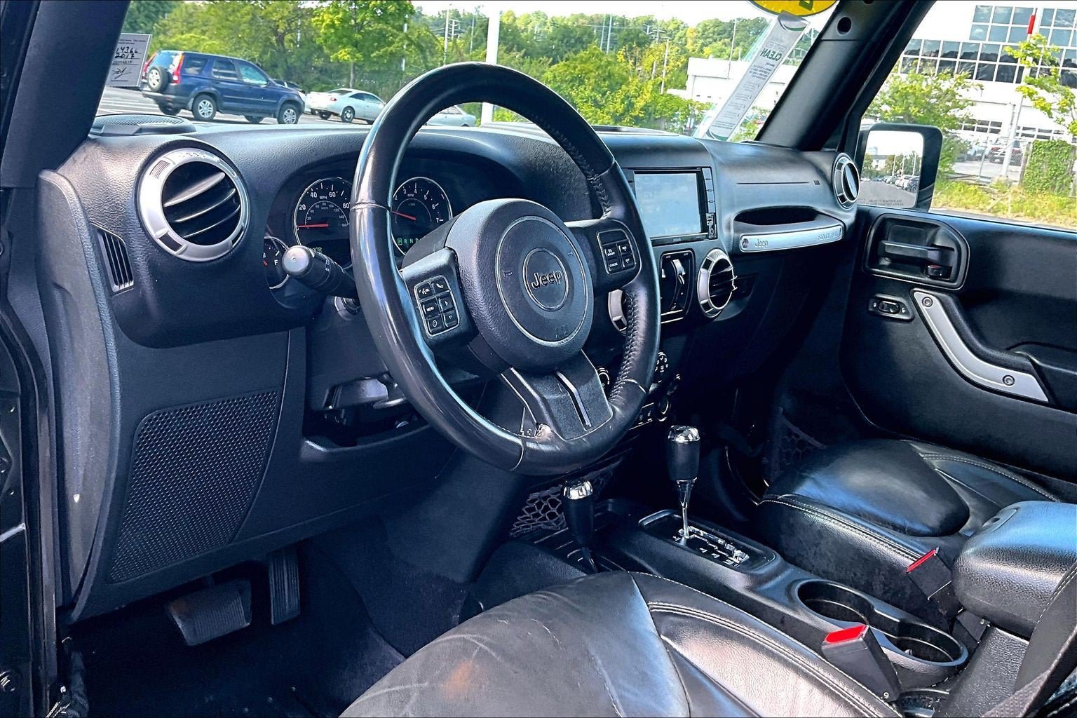 Used 2017 Jeep Wrangler Unlimited Sahara w/ Connectivity Group AWD/4WD image 12