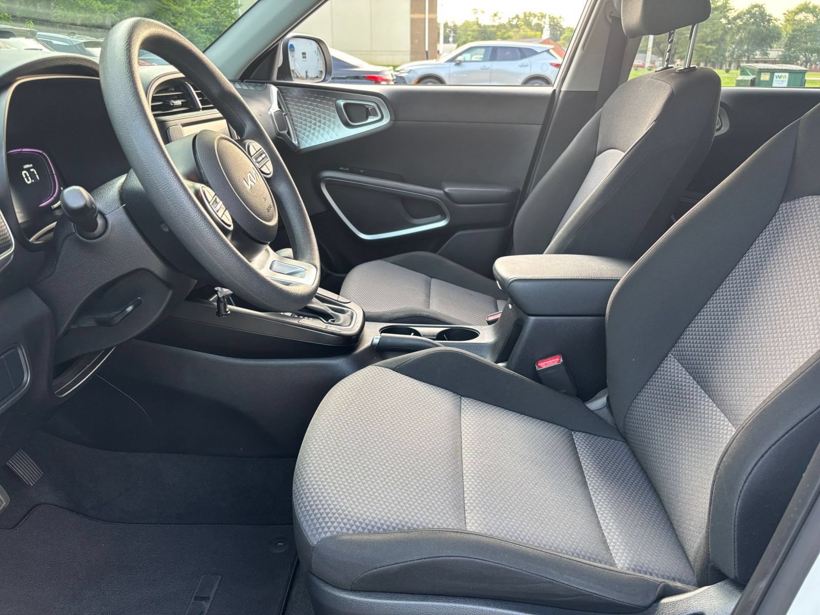 Used 2025 Kia Soul LX w/ LX Technology Package FWD image 24