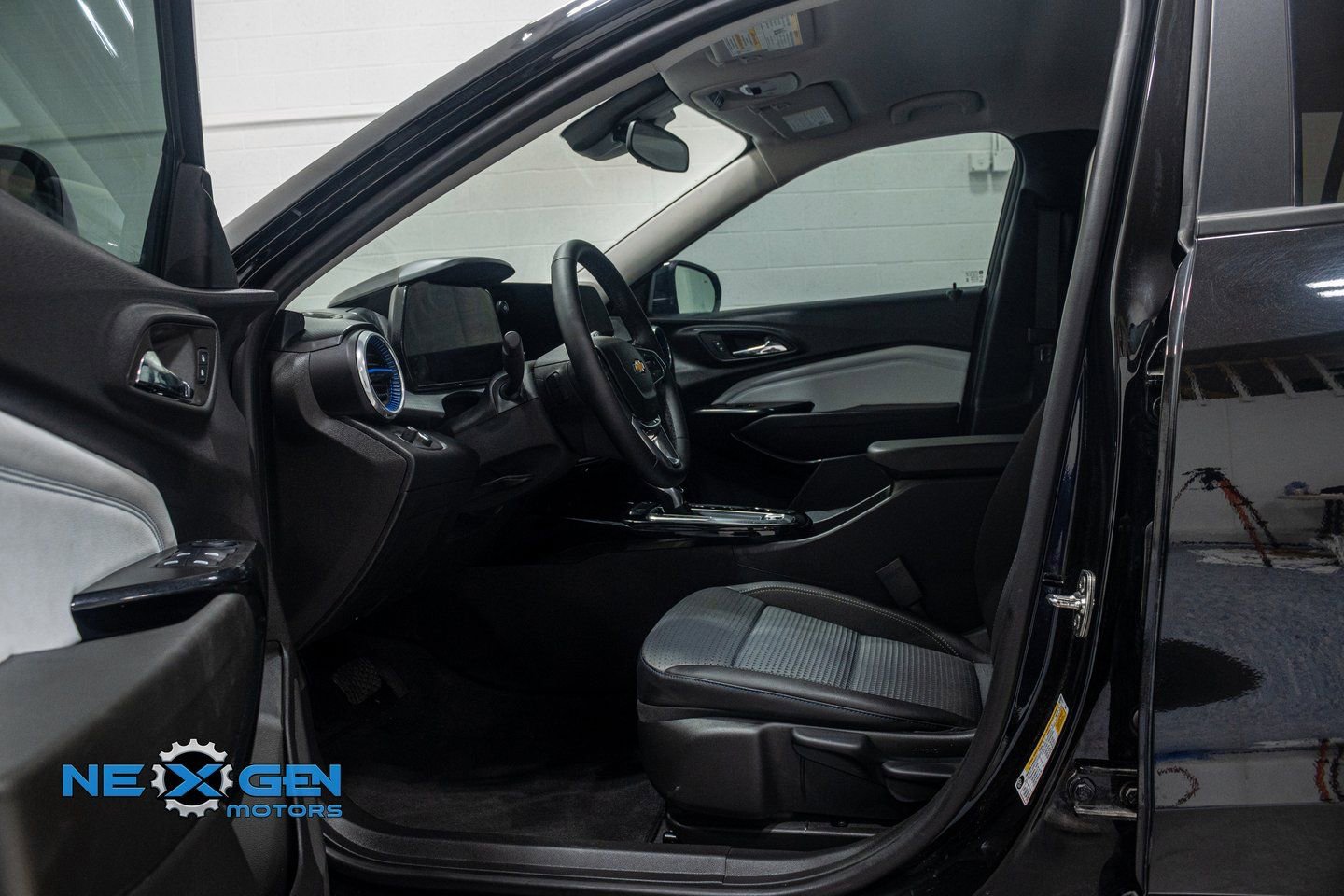 Used 2025 Chevrolet Trax LT w/ Driver Confidence Package image 11