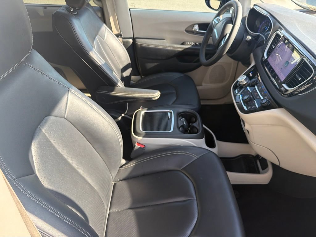 Used 2024 Chrysler Pacifica Touring-L FWD image 11