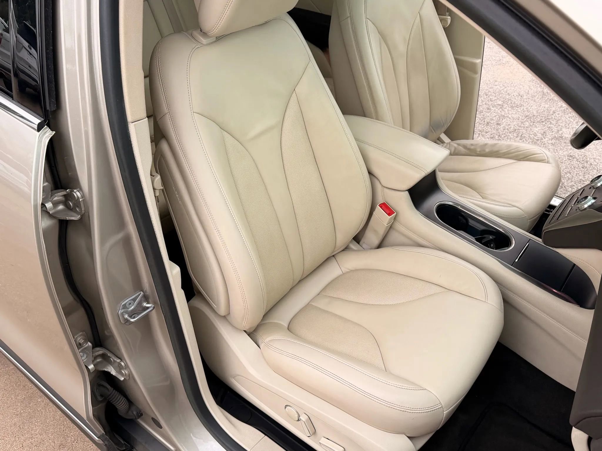 Used 2015 Lincoln MKC FWD w/ Equipment Group 101A Select image 15