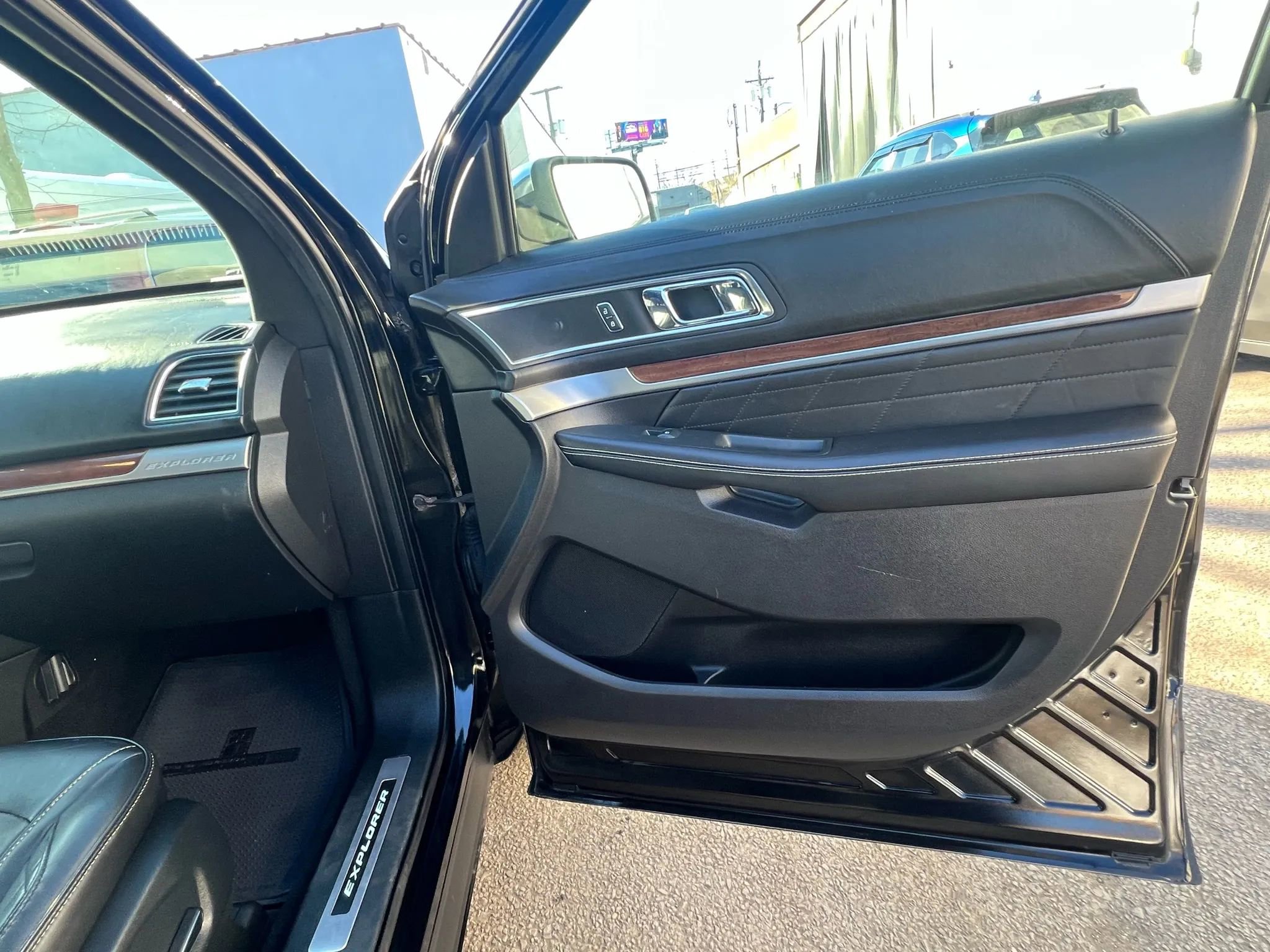 Used 2018 Ford Explorer Platinum image 32