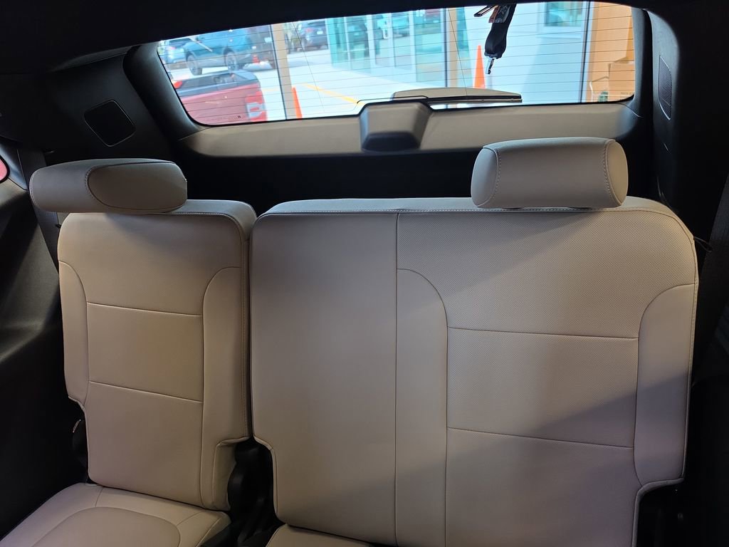 Used 2023 Chevrolet Traverse Premier FWD image 39