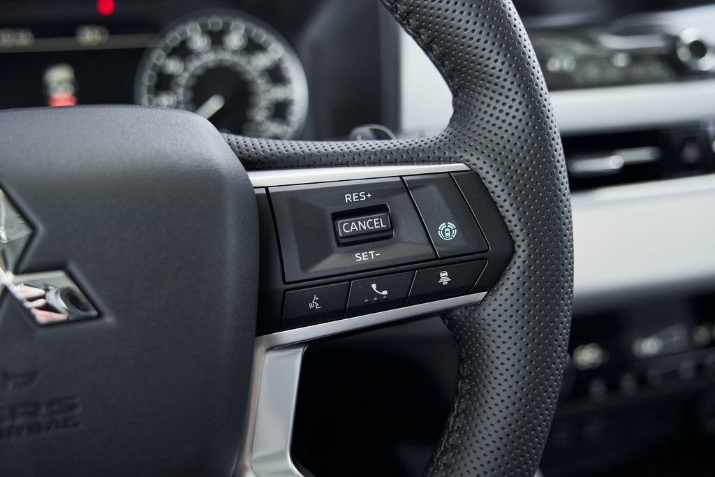 Used 2025 Mitsubishi Outlander SE FWD image 38