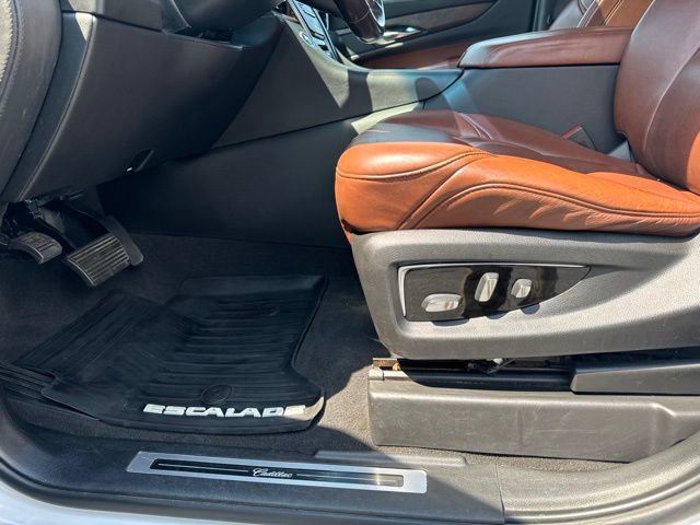Used 2020 Cadillac Escalade ESV Luxury AWD/4WD image 32