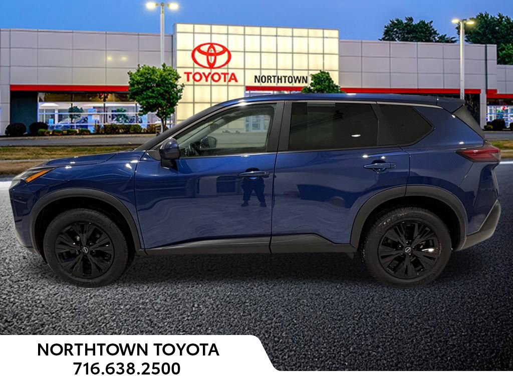 Used 2023 Nissan Rogue SV image 2