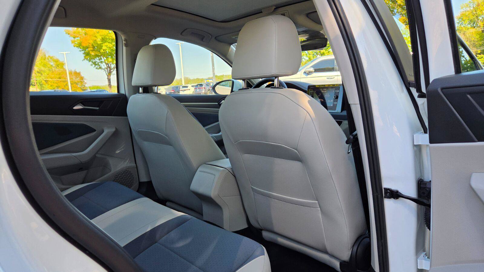 Certified 2025 Volkswagen Jetta SE w/ Sunroof Package FWD image 59