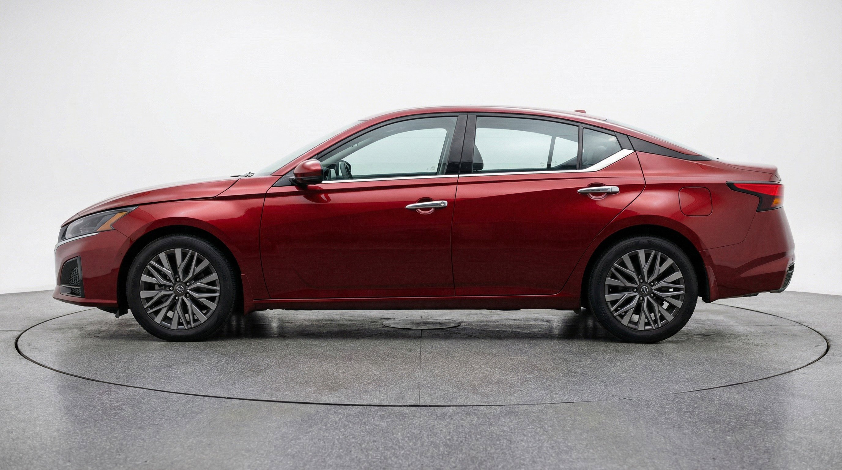 Used 2025 Nissan Altima 2.5 SV image 5