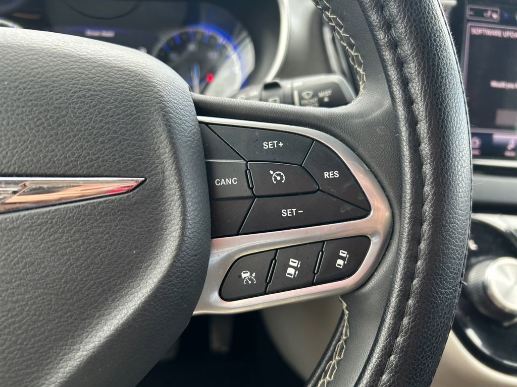 Used 2023 Chrysler Pacifica Touring-L FWD image 21