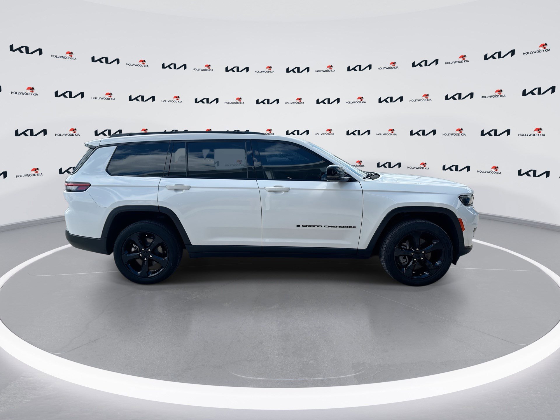 Used 2023 Jeep Grand Cherokee L Laredo RWD image 9