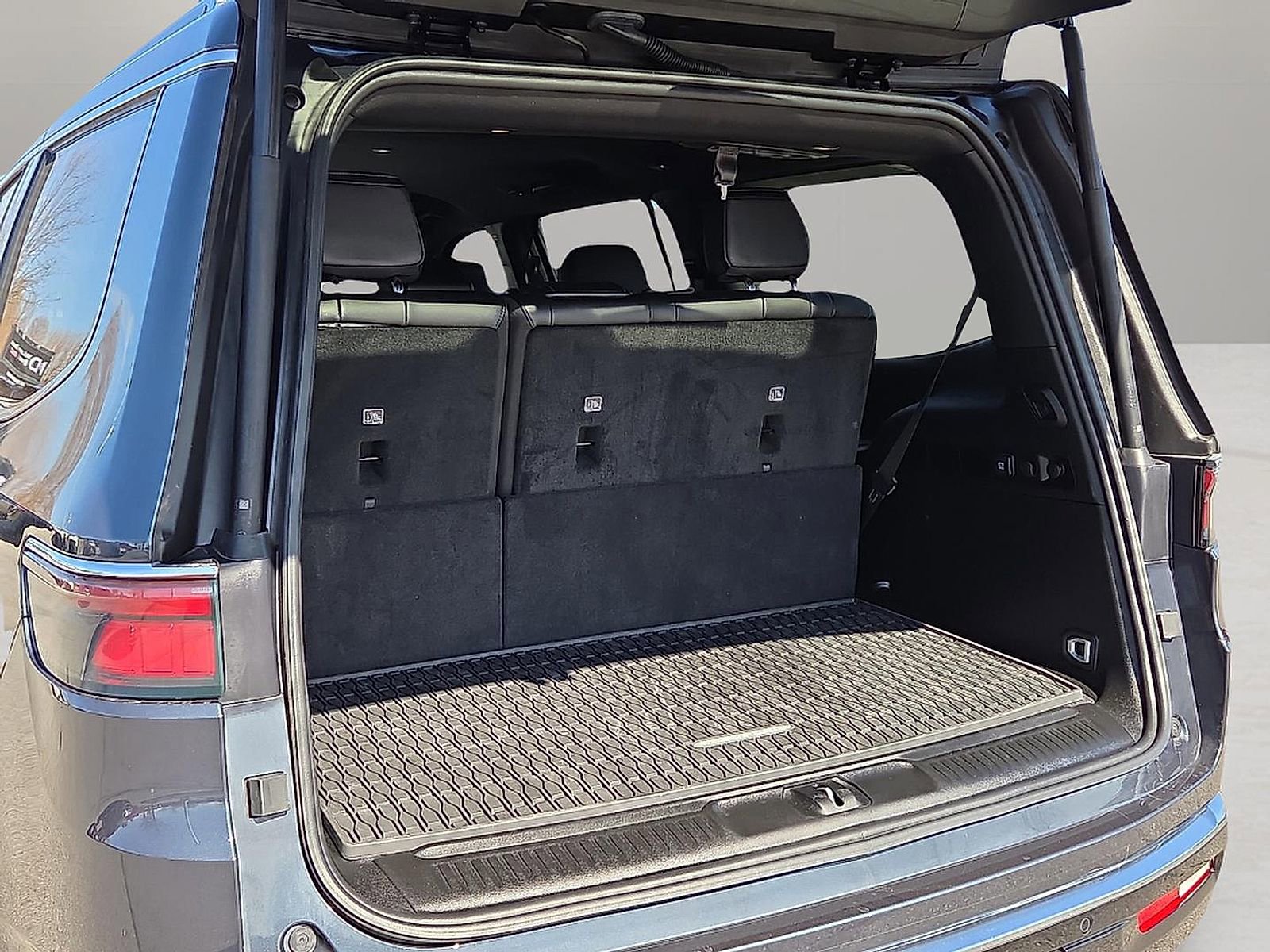 Used 2025 Jeep Wagoneer 4WD image 8