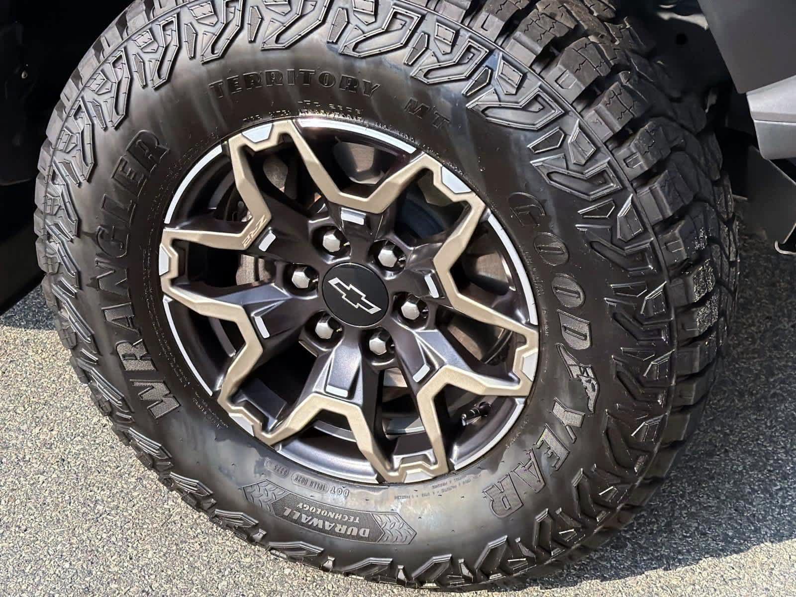 Used 2025 Chevrolet Colorado ZR2 w/ Technology Package AWD/4WD image 7