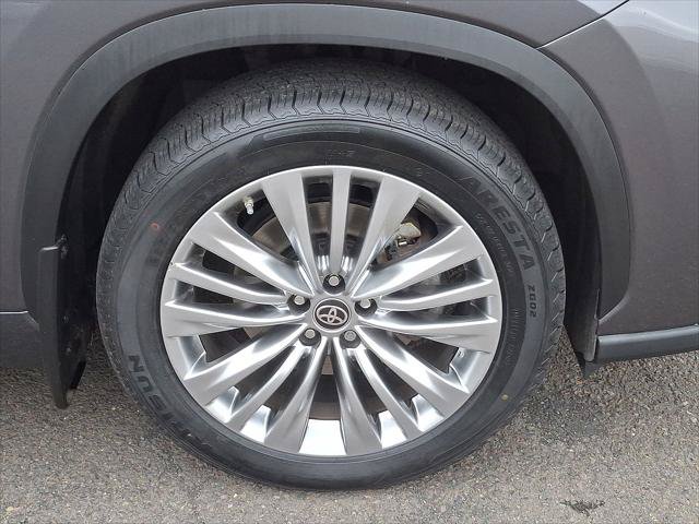 Certified 2024 Toyota Highlander Platinum AWD/4WD image 28