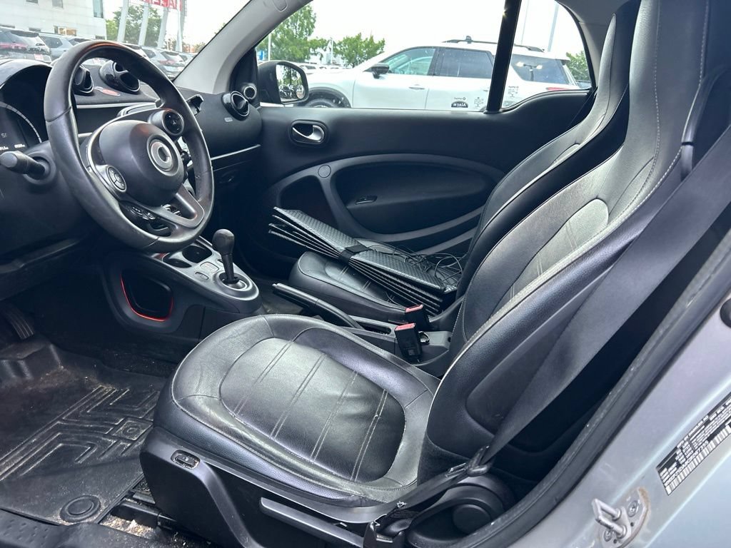 Used 2016 smart fortwo passion RWD image 7