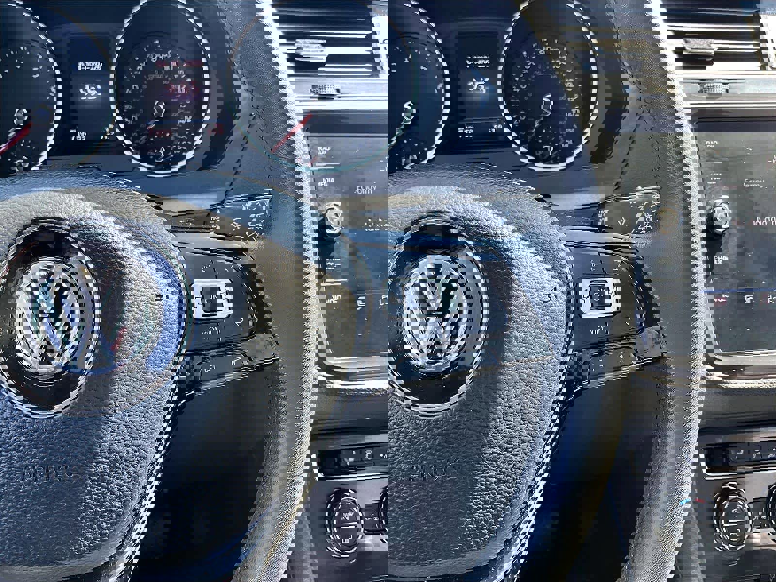 Used 2020 Volkswagen Tiguan SE AWD/4WD image 24