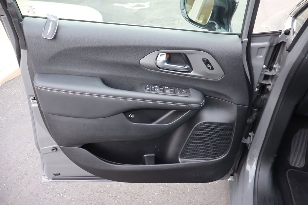 Used 2025 Chrysler Pacifica Select image 31