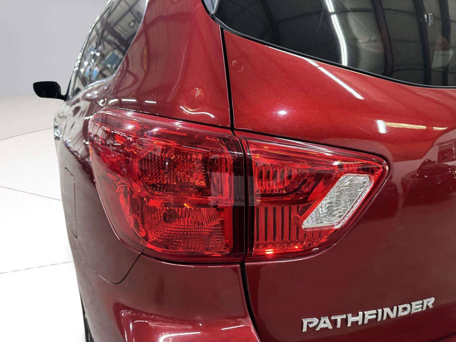 Used 2019 Nissan Pathfinder SL FWD image 13