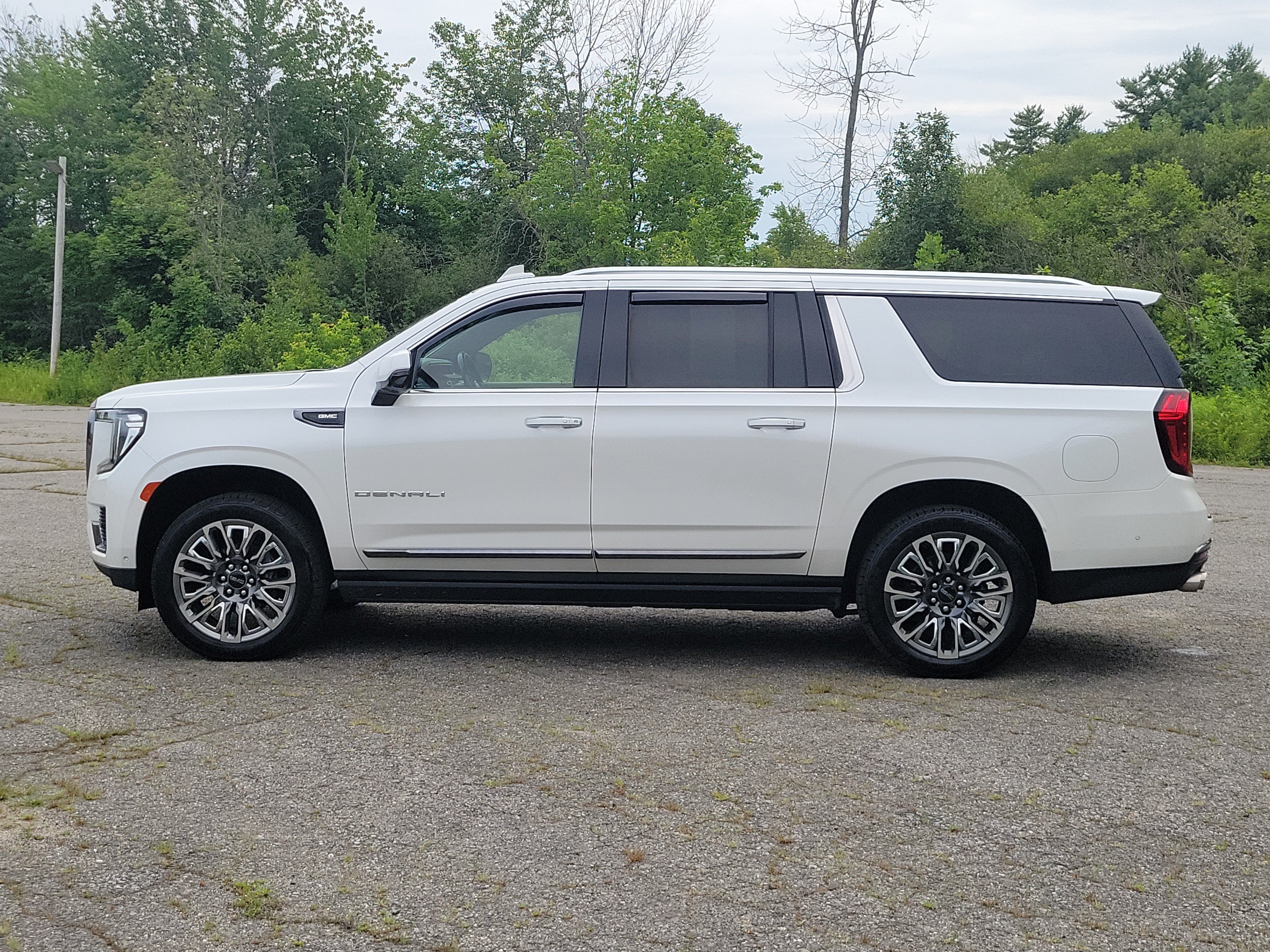 Used 2023 GMC Yukon XL Denali Ultimate AWD/4WD image 8
