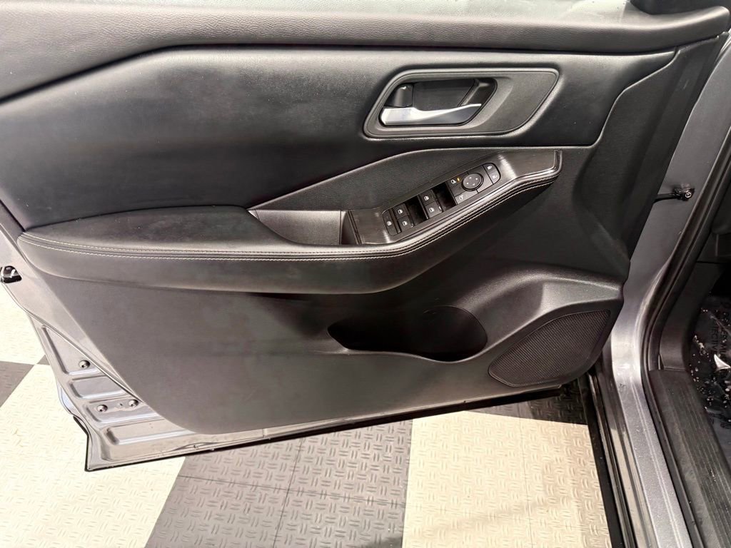 Used 2025 Nissan Rogue SV FWD image 13
